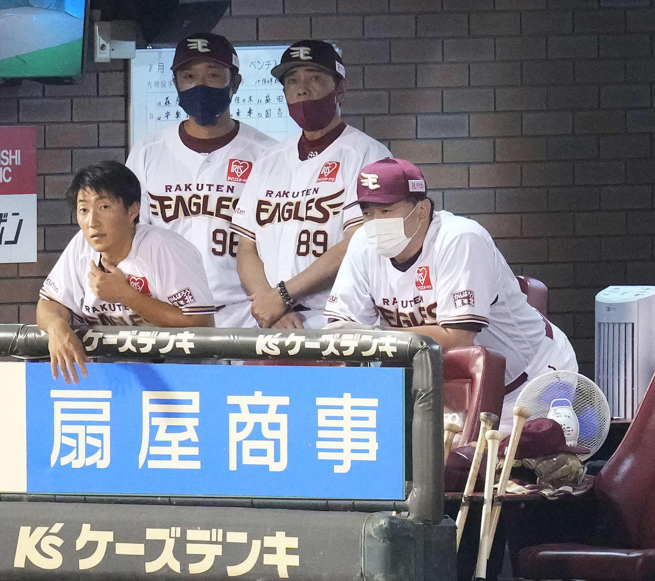 楽天対ロッテ　ベンチで浮かない表情の楽天石井GM兼監督（右）（撮影・鈴木みどり）