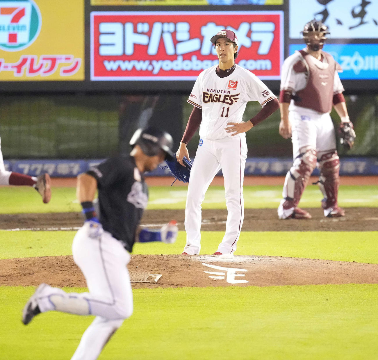 楽天対ロッテ　5回表ロッテ無死、マーティンに右中間へのソロ本塁打を浴びる岸（撮影・鈴木みどり）