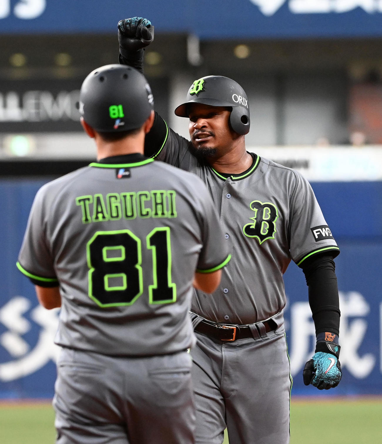 オリックス対ソフトバンク　9回裏オリックス1死一、三塁、代打のジョーンズは左前同点適時打を放ちガッツポーズ（撮影・前岡正明）