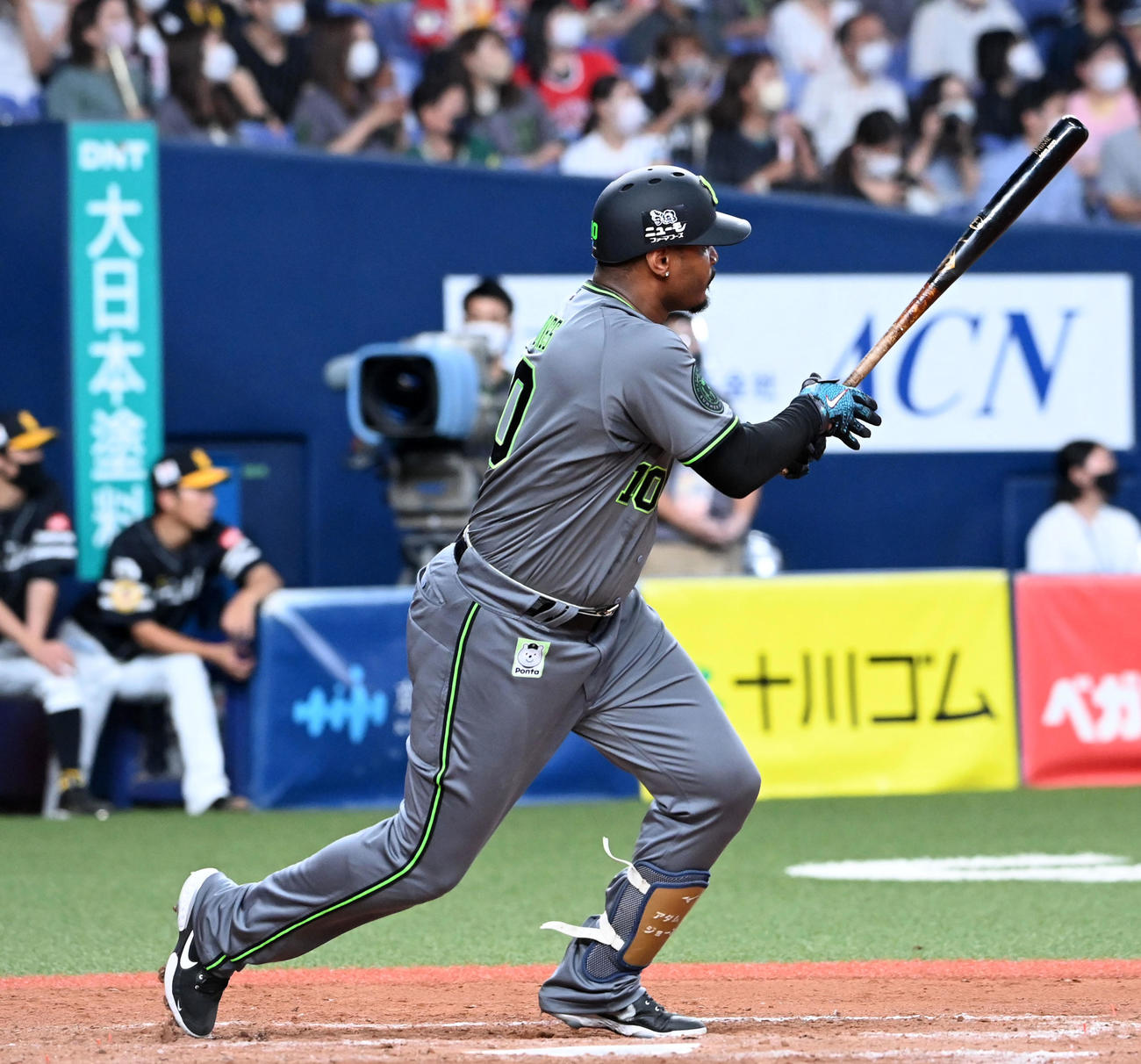 オリックス対ソフトバンク　9回裏オリックス1死一、三塁、代打のジョーンズは左前同点適時打を放つ（撮影・前岡正明）