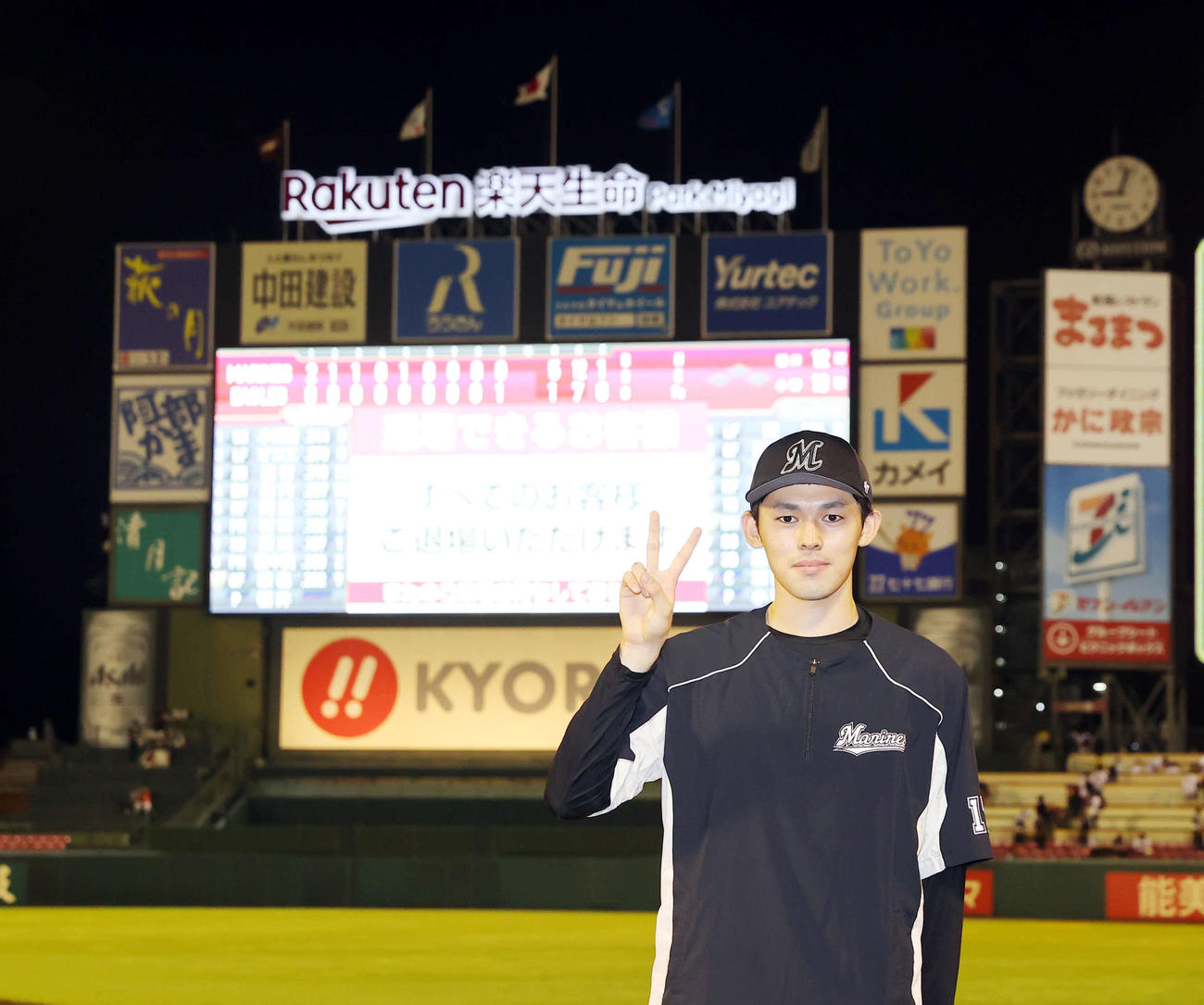 楽天対ロッテ　楽天生命パークで2勝目を挙げ記念写真に納まるロッテ佐々木朗（撮影・垰建太）