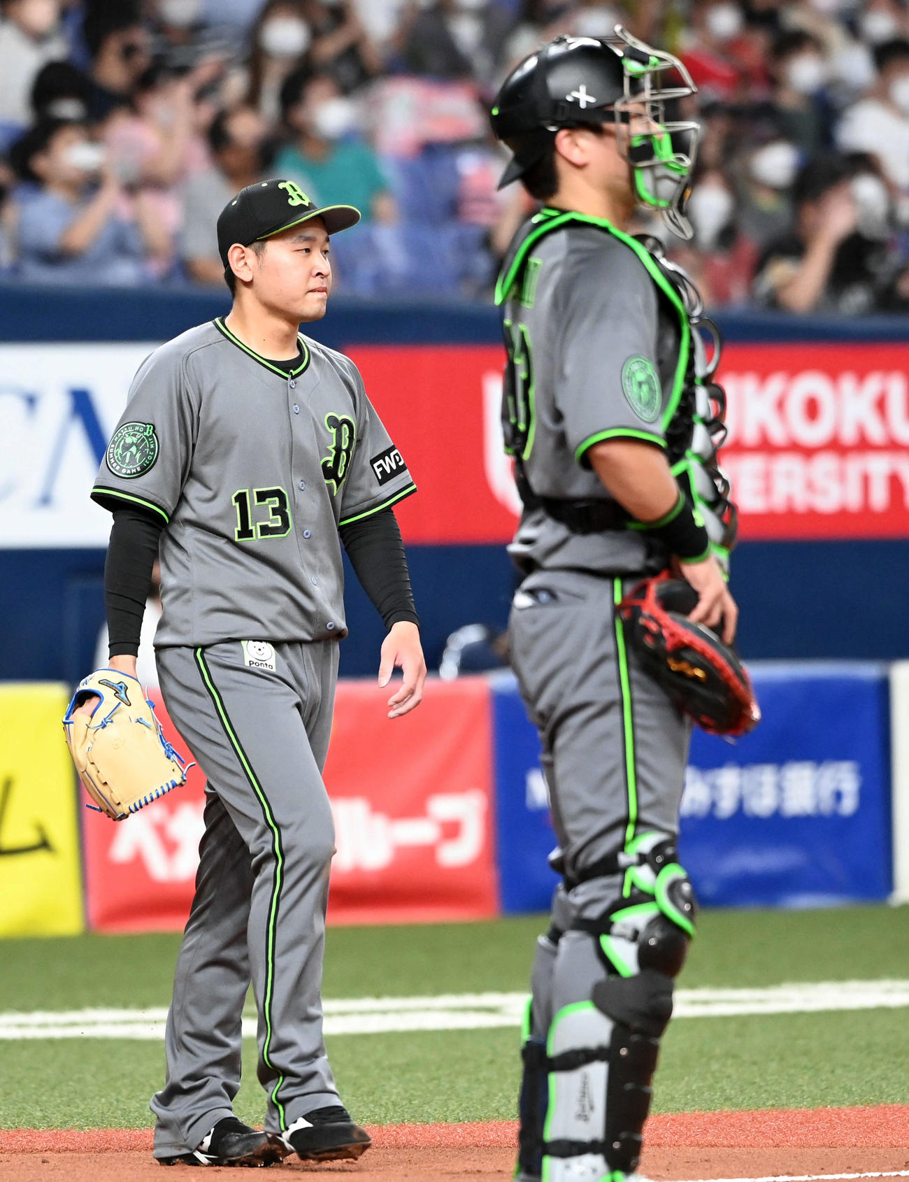 オリックス対ソフトバンク　3回表ソフトバンク2死一、二塁、栗原に先制適時打を浴びて肩を落とす宮城（左）（撮影・前岡正明）