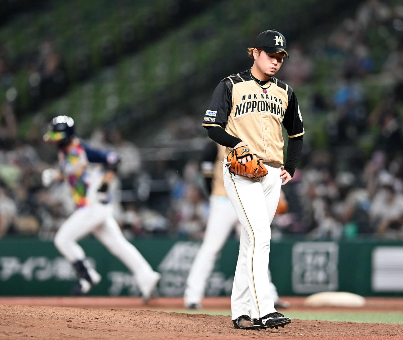 西武対日本ハム　7回裏西武無死一塁、外崎（左）に2点本塁打を浴びる堀（撮影・たえ見朱実）