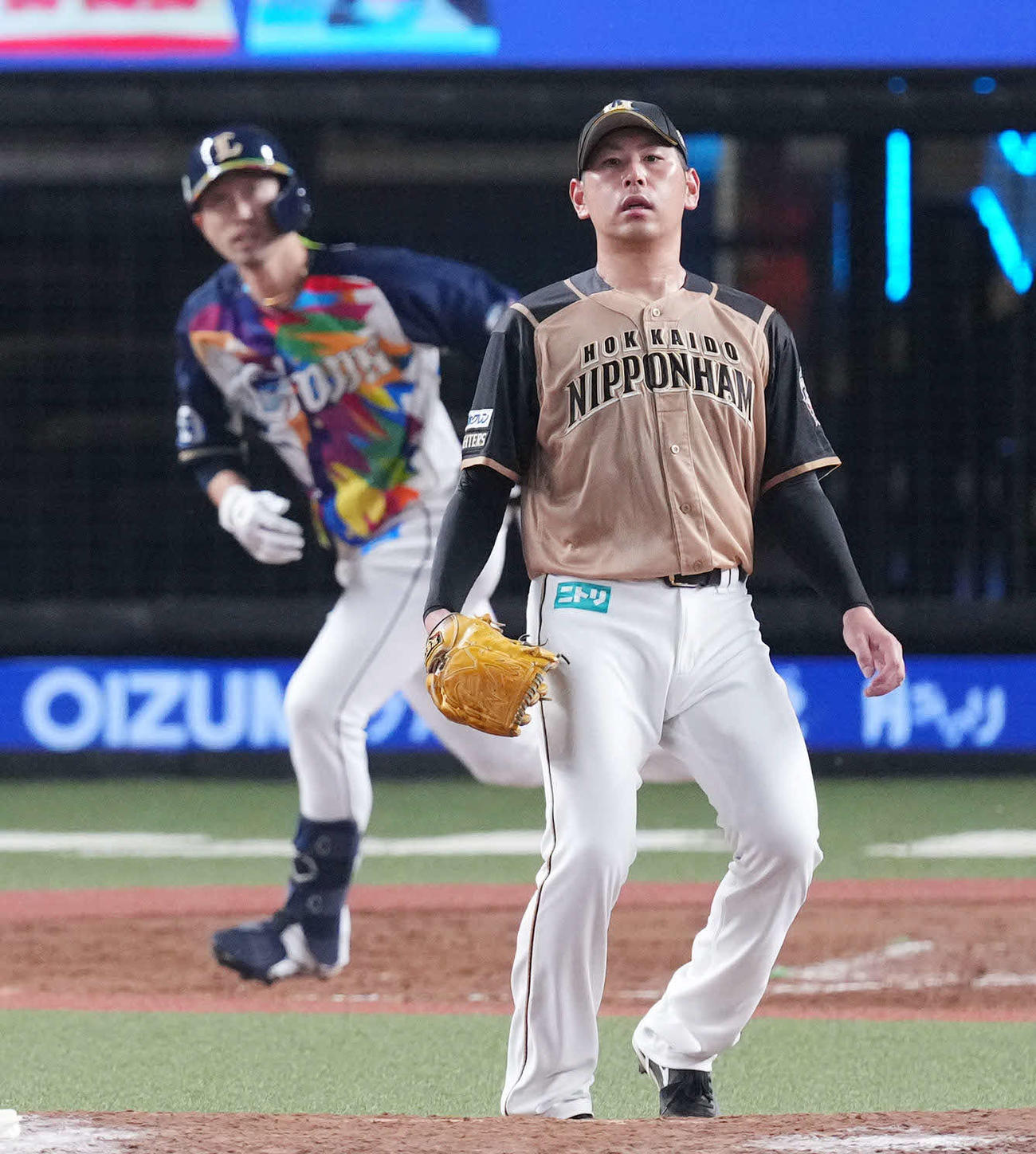 西武対日本ハム　5回裏西武1死一、二塁、外崎に中越え2点適時二塁打を浴びる加藤（撮影・横山健太）