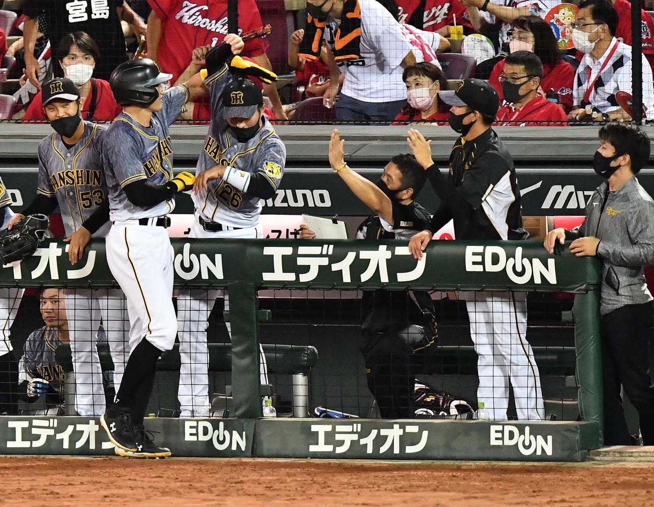 広島対阪神　6回表阪神1死一、三塁、メル・ロハス・ジュニアの右前適時打で生還した糸井は出迎えた北條の頭をポンと叩く（撮影・上田博志）