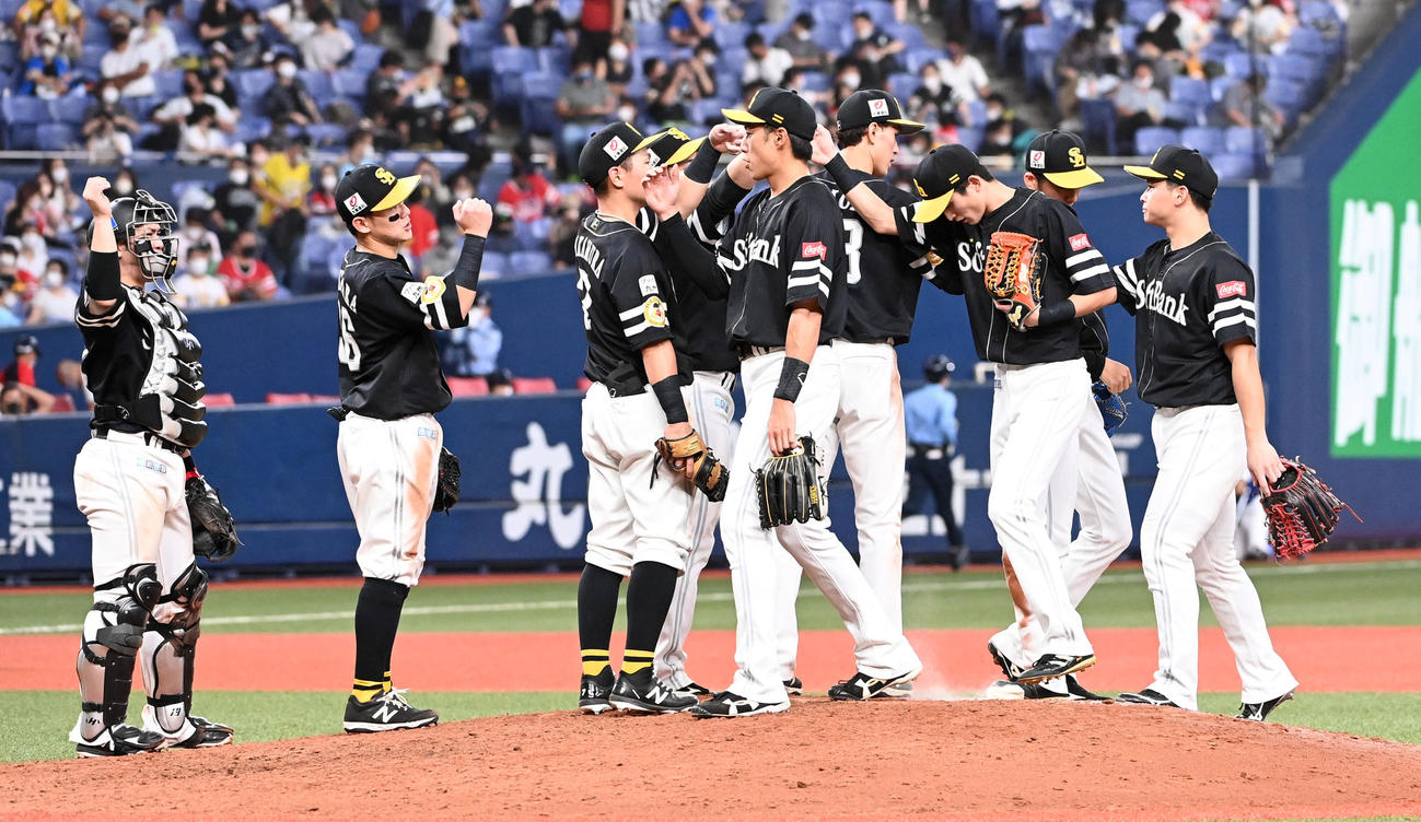 オリックス対ソフトバンク　オリックスと引き分け、マウンドに集まるソフトバンクナイン（撮影・前岡正明）