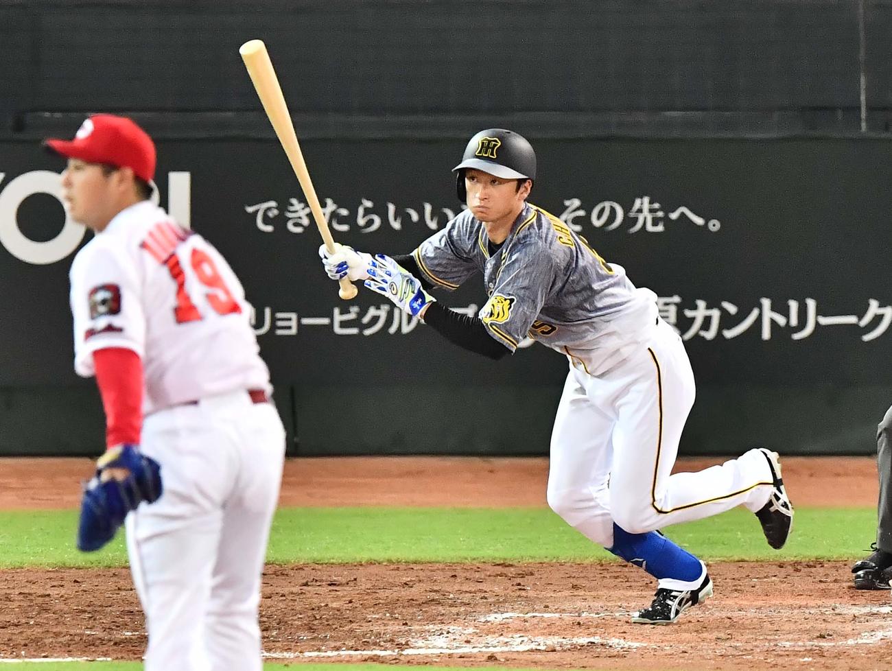 広島対阪神　4回表阪神無死二、三塁、右前に適時打を放つ近本（撮影・上田博志）