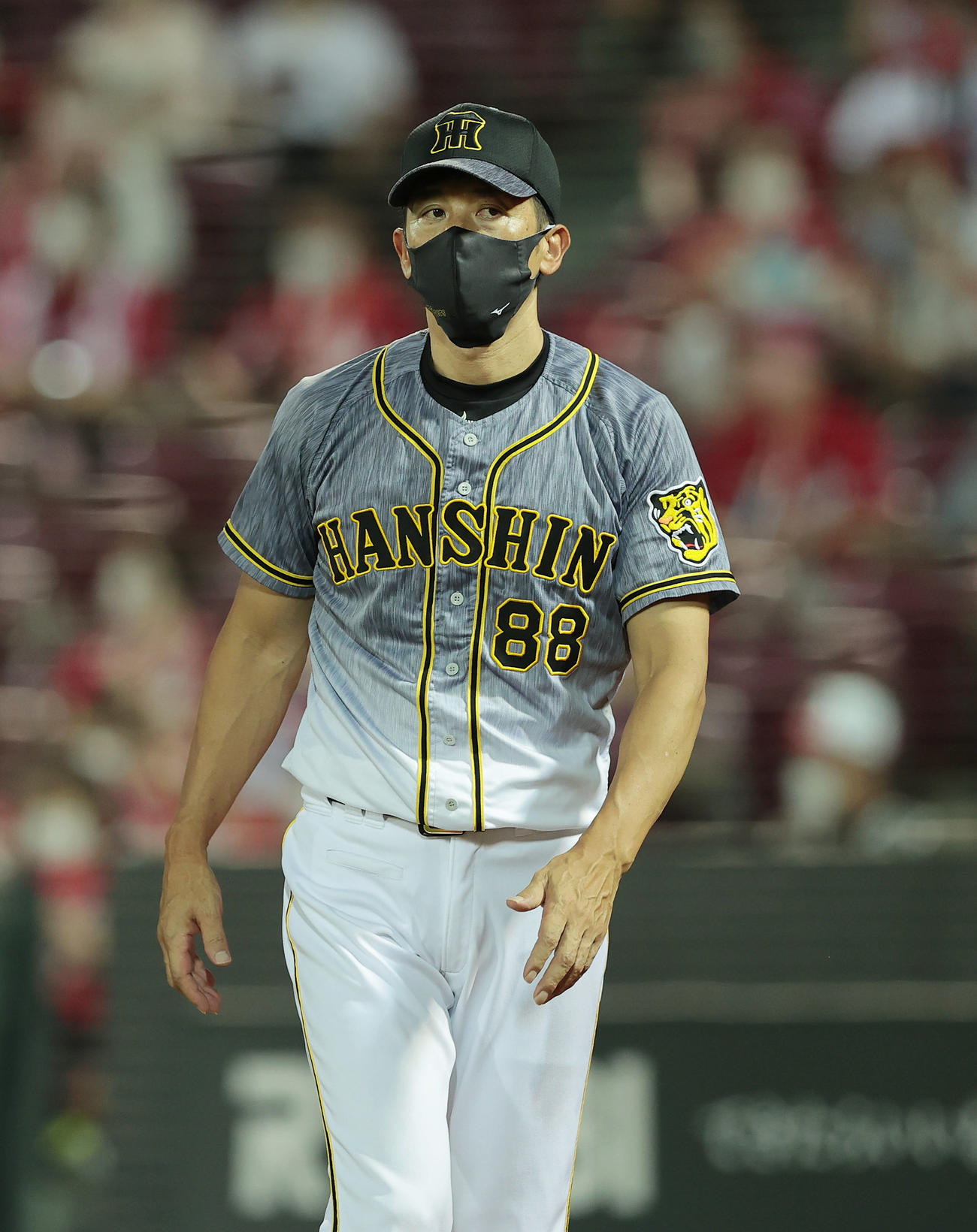 広島対阪神　4回裏、選手交代を告げる阪神矢野監督（撮影・前田充）
