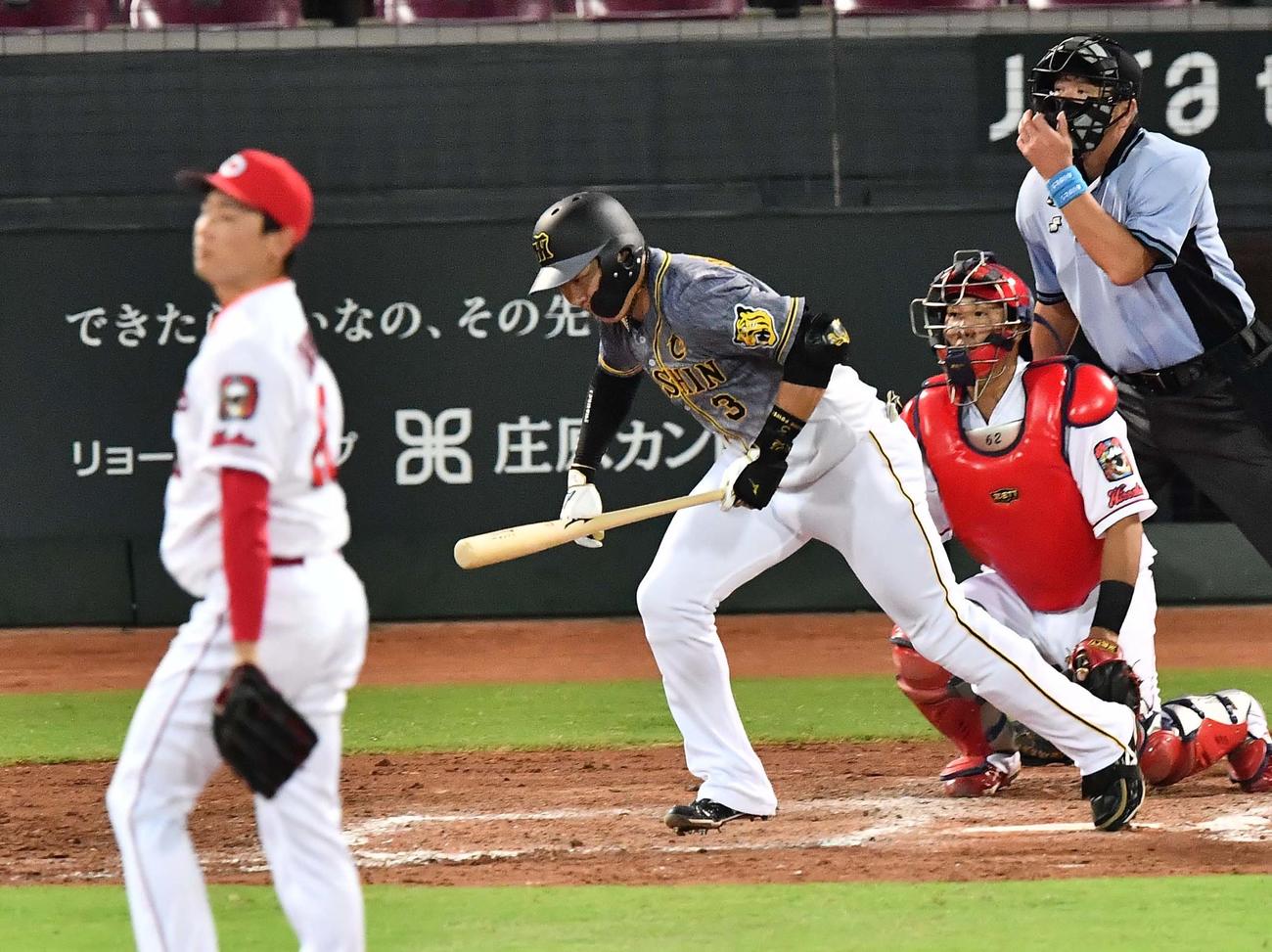 広島対阪神　9回表阪神1死、右飛に倒れる大山悠輔（撮影・上田博志）