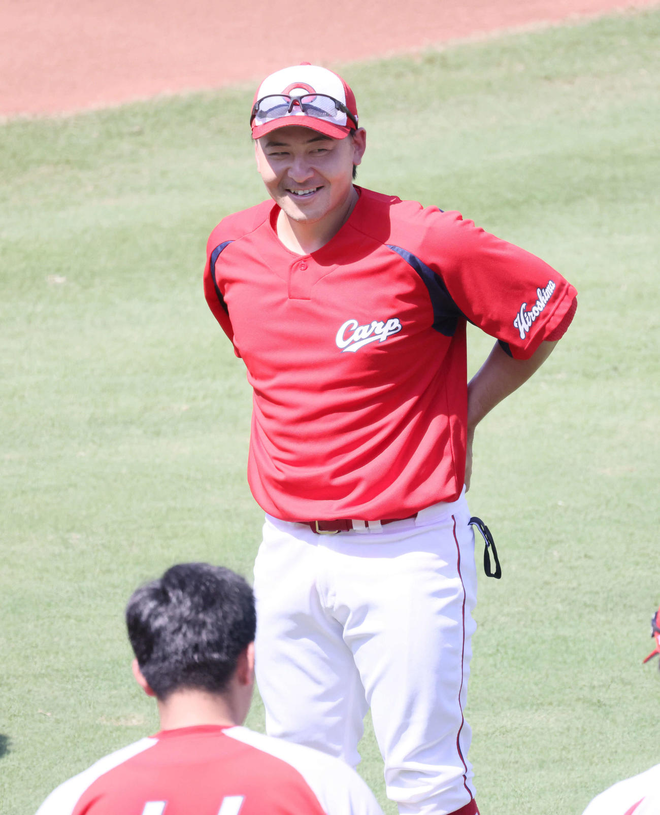 広島対阪神　試合前練習　1軍の試合前練習に合流し、あいさつする会沢（撮影・加藤孝規）