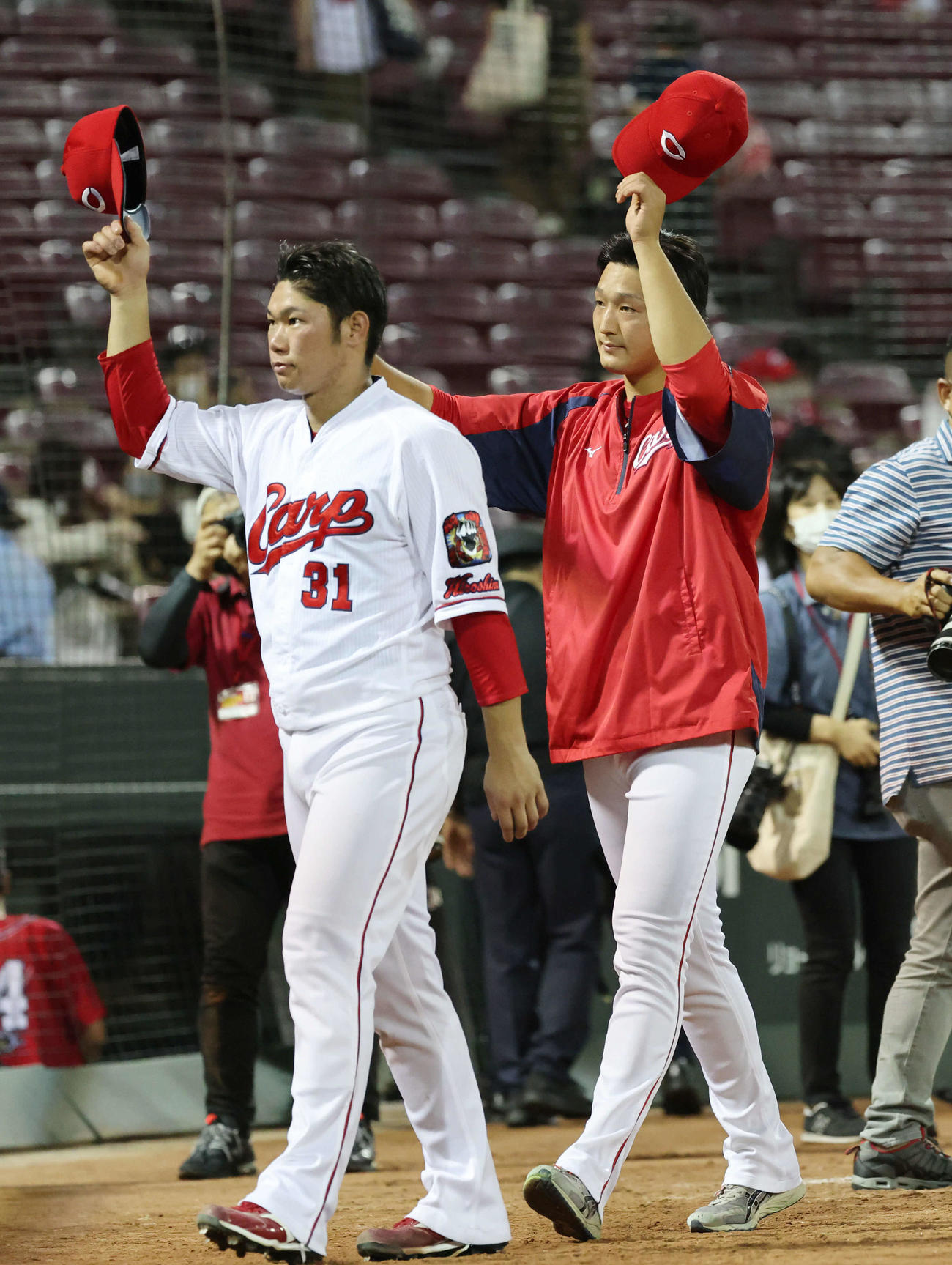 広島対阪神　ファンの声援に応える坂倉（左）と床田（撮影・加藤孝規）