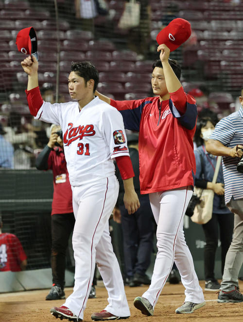 広島対阪神 ファンの声援に応える坂倉(左)と床田(撮影・加藤孝規)