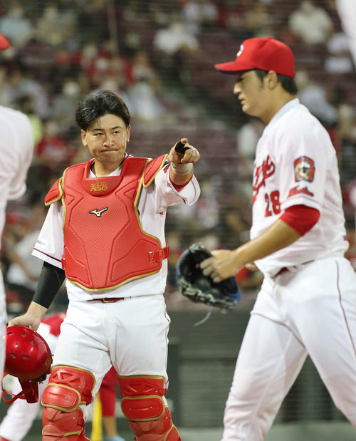 広島対阪神 5回表終了時、床田に声をかける会沢(左)(撮影・加藤孝規)