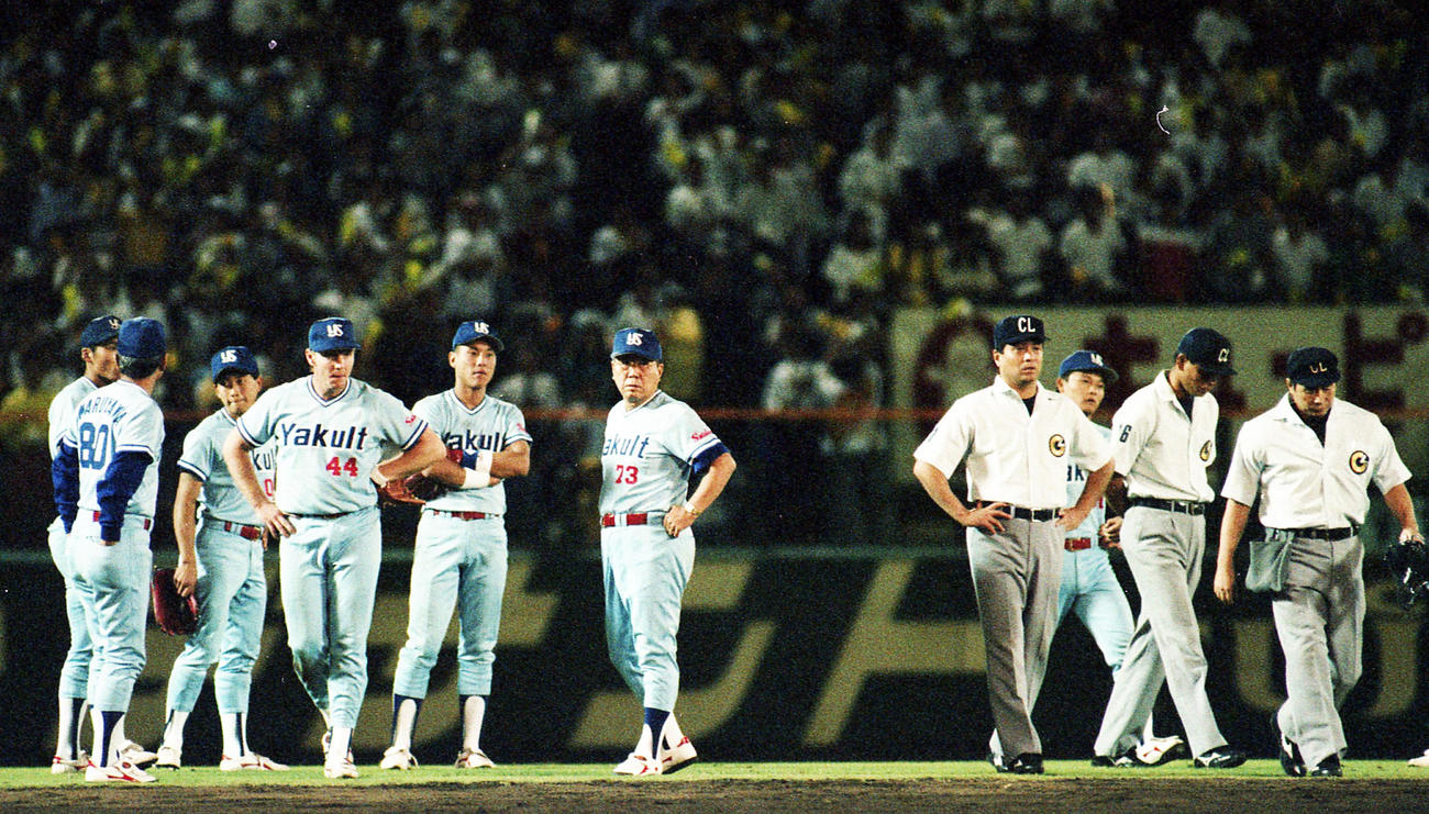 92年9月11日、八木の打球をめぐり審判団に詰め寄る野村監督（中央）らヤクルトナイン