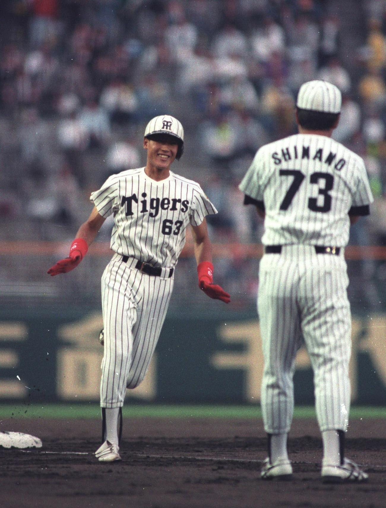 92年5月26日、プロ入り初ホームランを放ち笑顔でベースを回る新庄