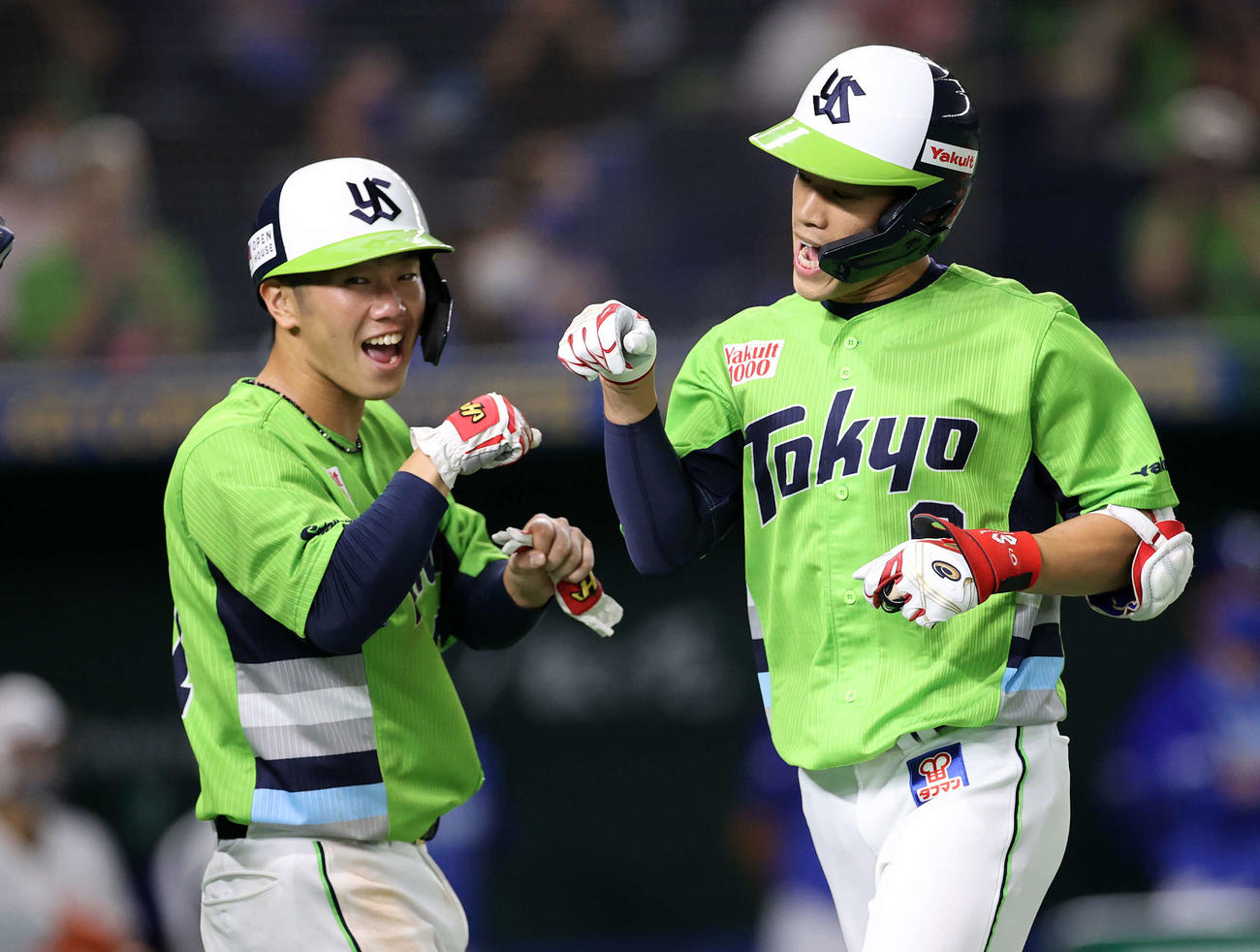 ヤクルト対DeNA 7回裏ヤクルト2死一、二塁、塩見（右）は左越え本塁打を放ち古賀とエアタッチ（撮影・鈴木正人）
