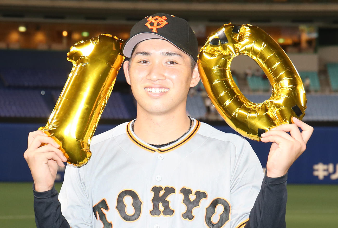 中日対巨人　10勝目をあげ、笑顔で記念撮影する高橋（撮影・狩俣裕三）