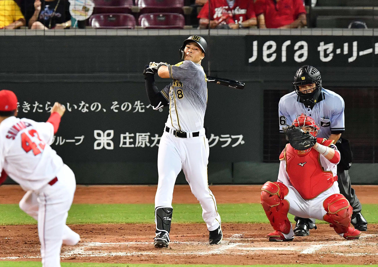 9回表阪神2死二、三塁、三振に倒れる佐藤輝（撮影・上田博志）