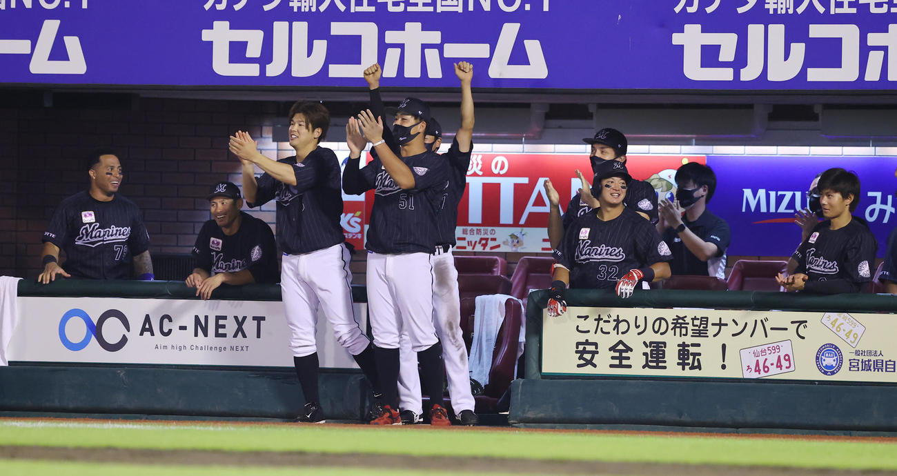 楽天対ロッテ　9回表ロッテ2死二、三塁、田村の適時打に盛り上がるナイン（撮影・垰建太）