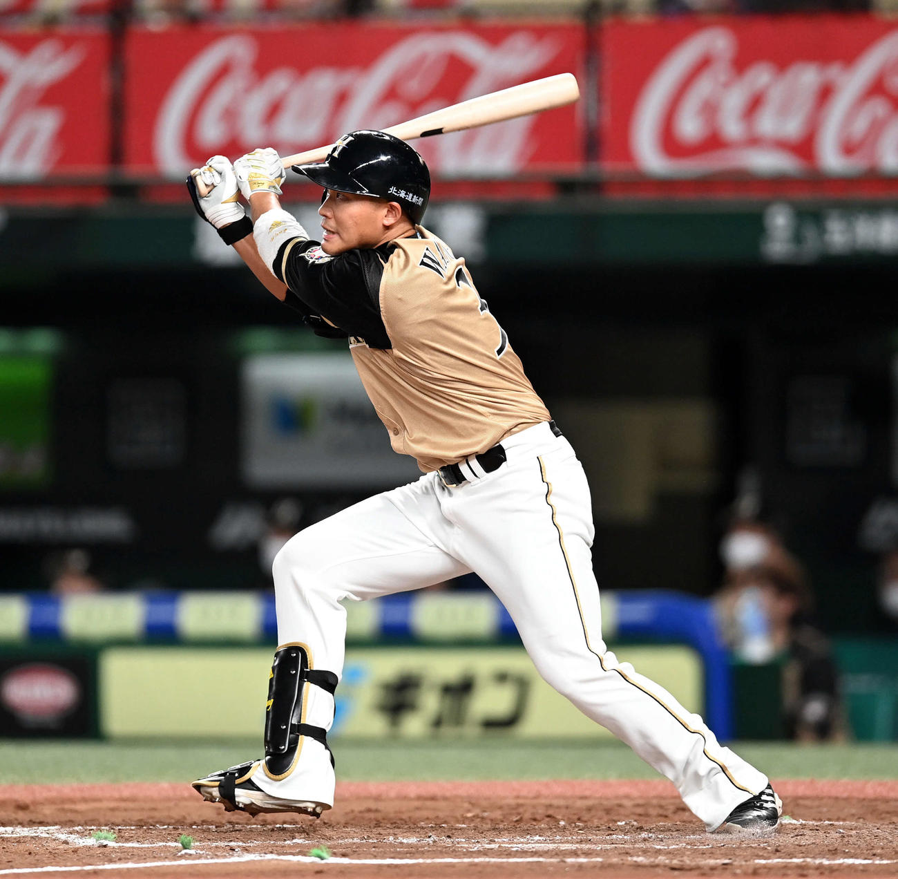 西武対日本ハム　4回表日本ハム無死満塁、右中間に走者一掃の3点適時二塁打を放つ王（撮影・たえ見朱実）