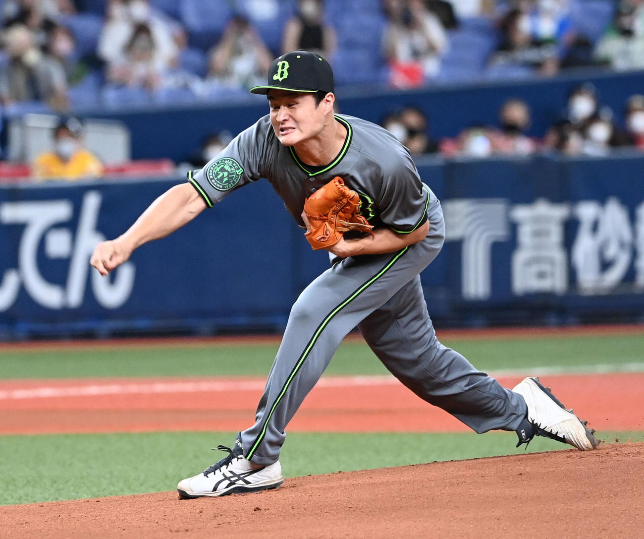 オリックス対ソフトバンク　始球式を務めたティモンディ高岸宏行（撮影・前岡正明）
