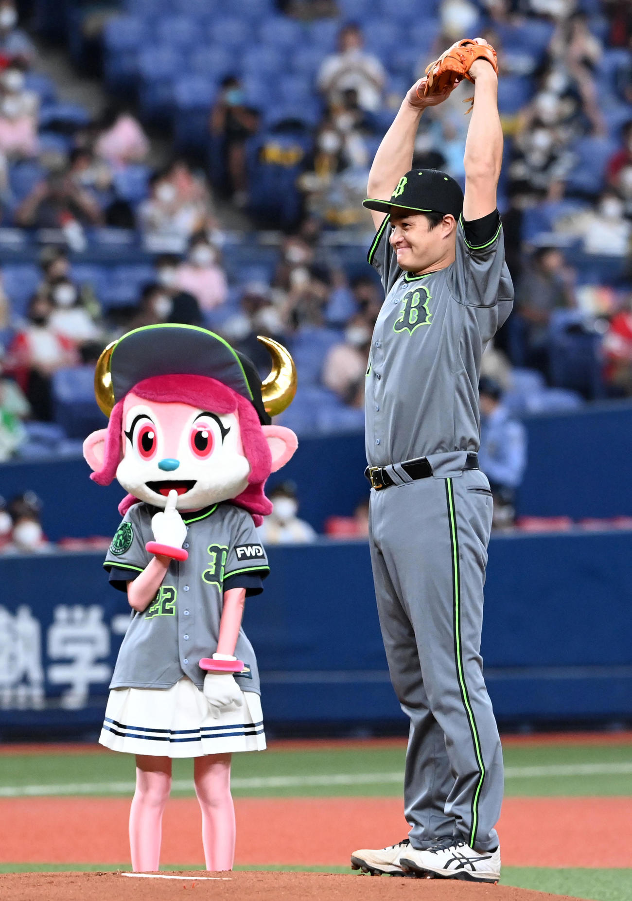 オリックス対ソフトバンク　始球式を務めたティモンディ高岸宏行（撮影・前岡正明）