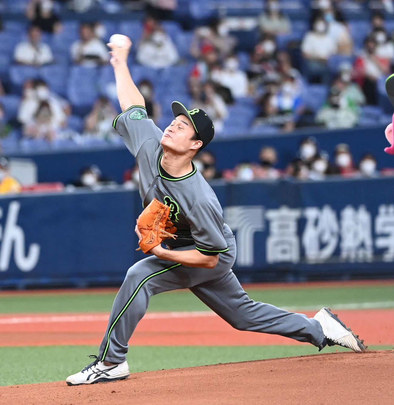 オリックス対ソフトバンク　始球式を務めたティモンディ高岸宏行（撮影・前岡正明）