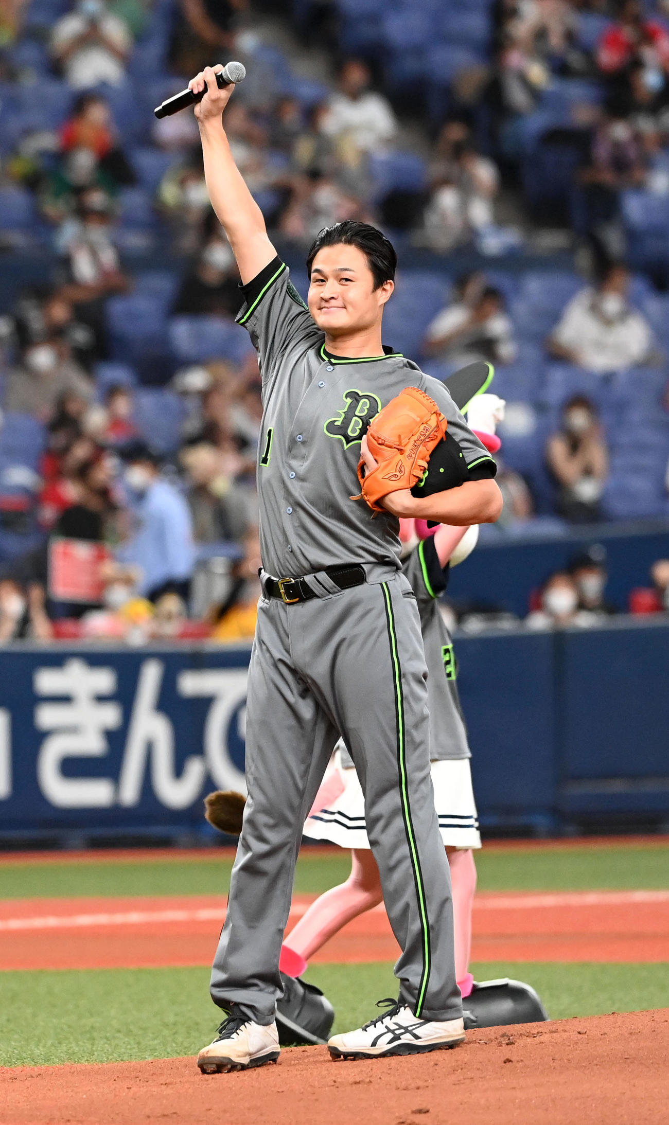 オリックス対ソフトバンク　始球式を務めたティモンディ高岸宏行（撮影・前岡正明）