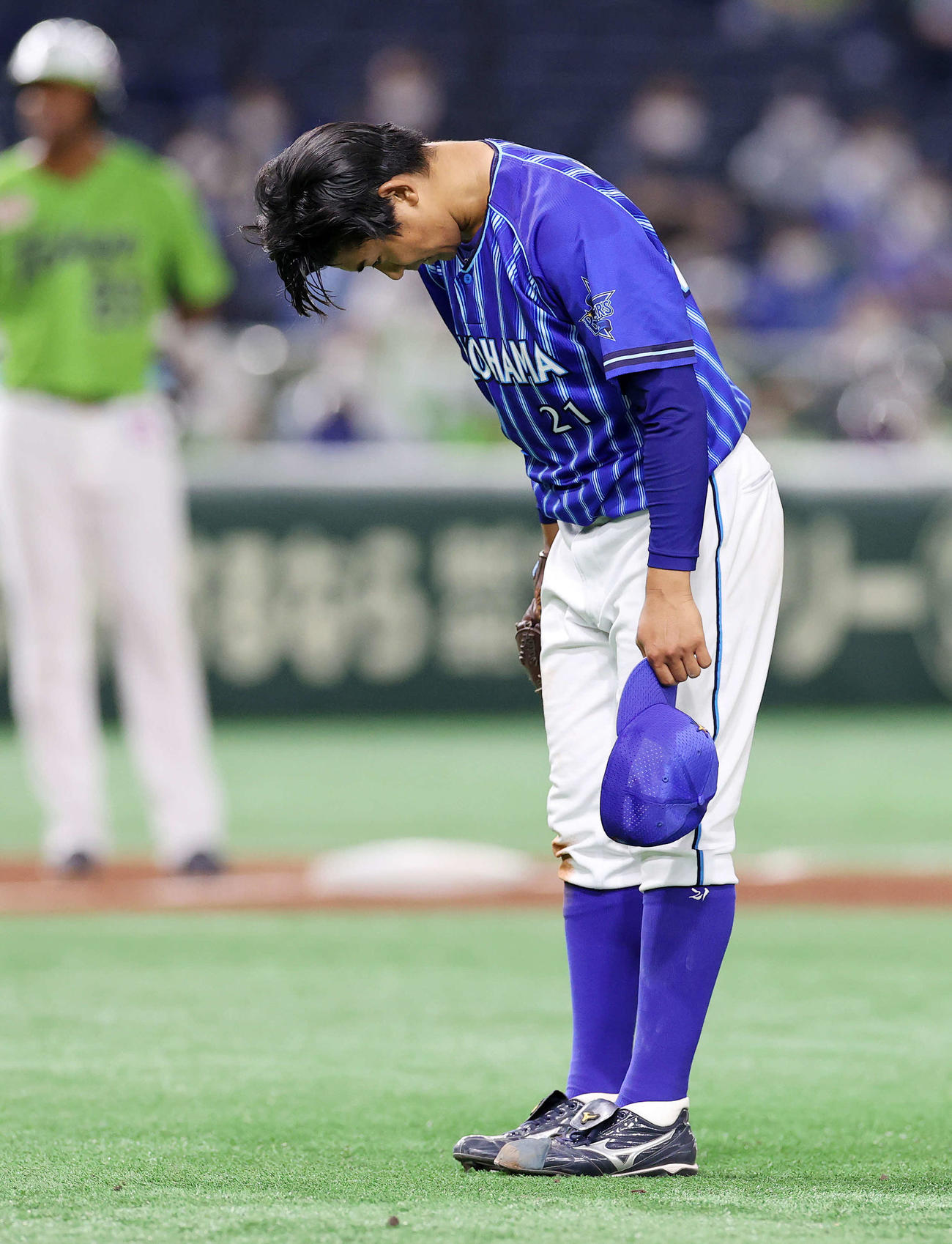 ヤクルト対DeNA 5回裏ヤクルト2死一、三塁、原に死球を与え謝るDeNA今永（撮影・鈴木正人）