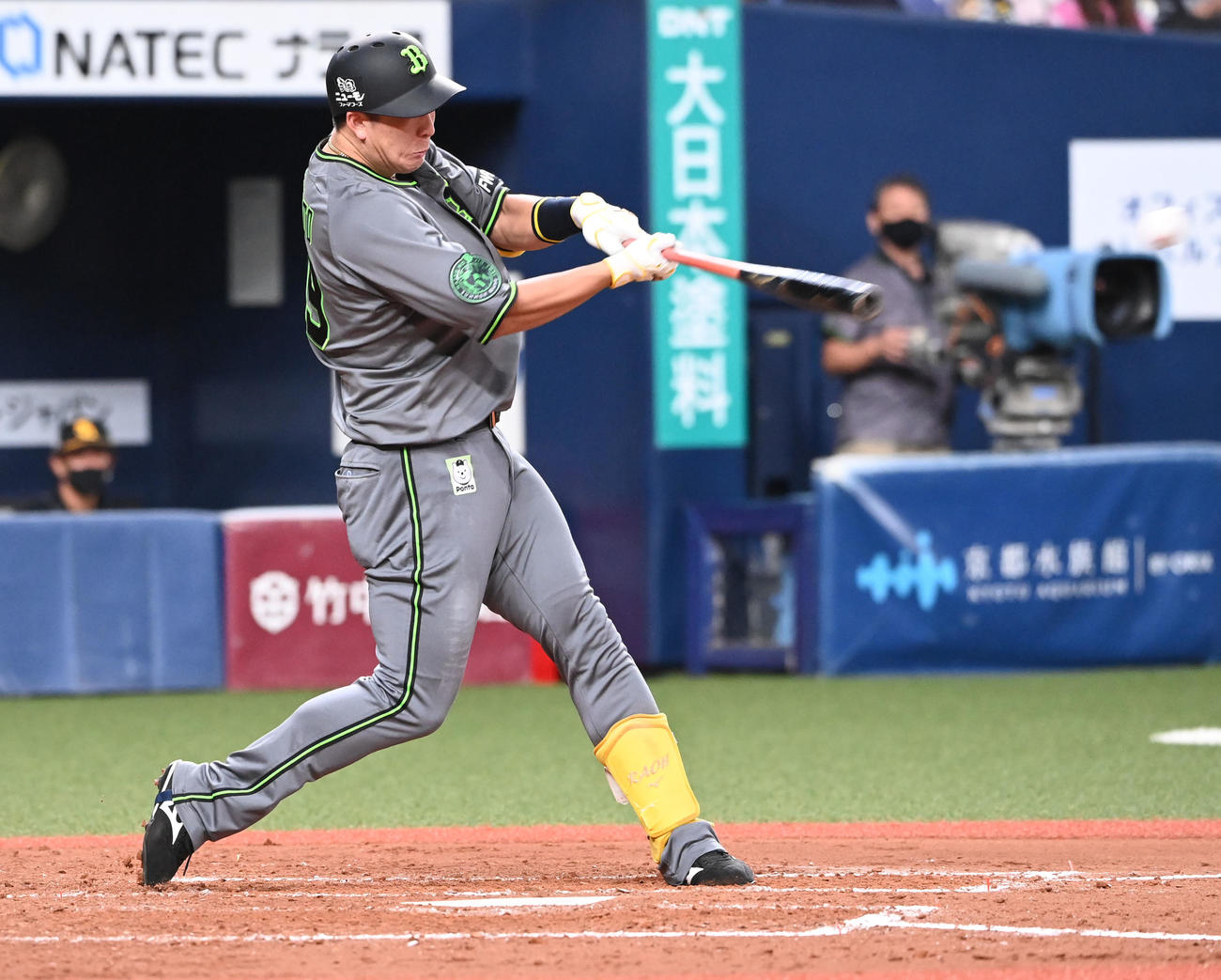 オリックス対ソフトバンク　4回裏オリックス1死一、二塁、杉本は中前適時打を放つ（撮影・前岡正明）