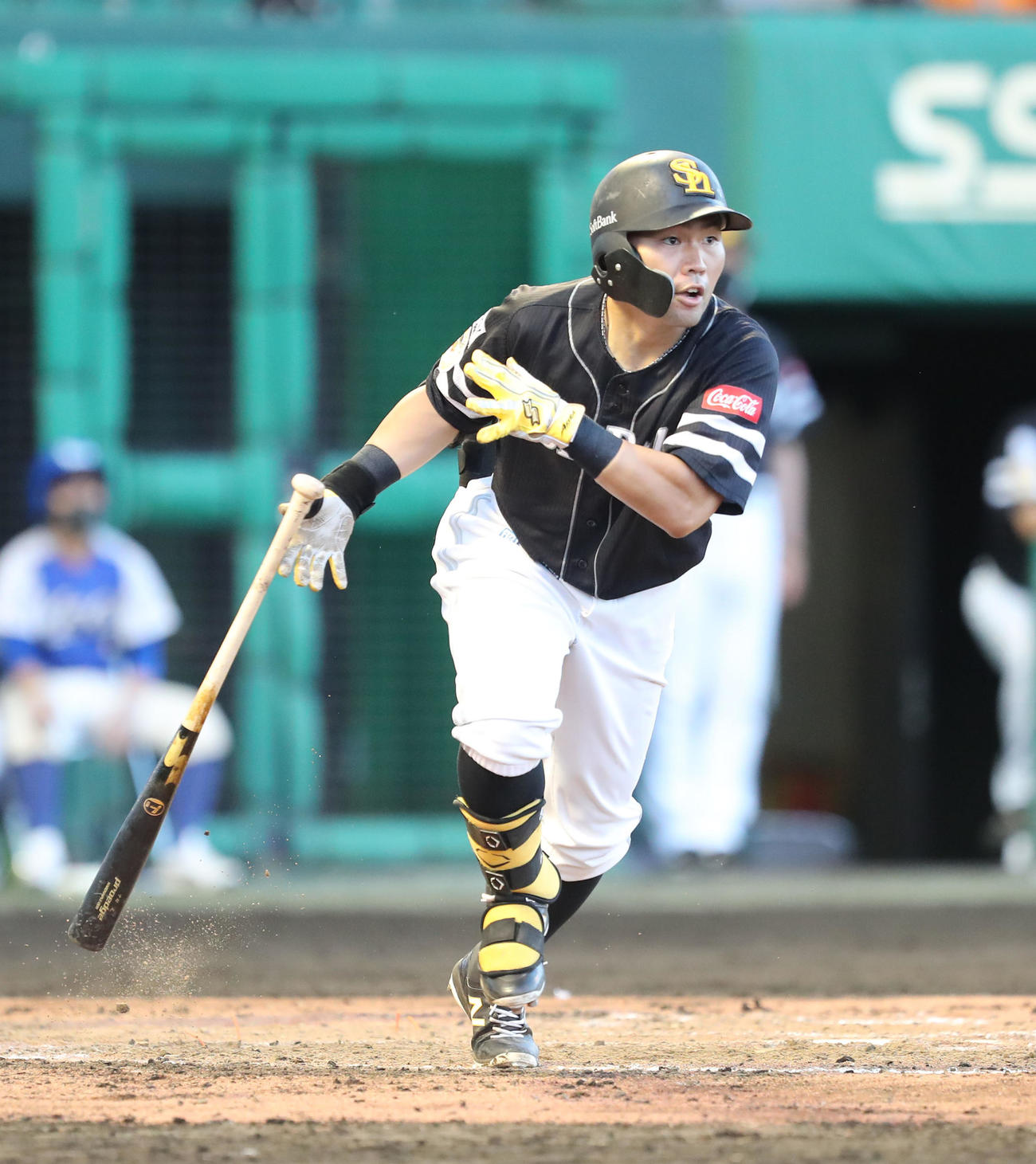 日本ハム対ソフトバンク　4回表ソフトバンク2死二、三塁、中村晃は右越え2点適時二塁打を放つ（撮影・梅根麻紀）