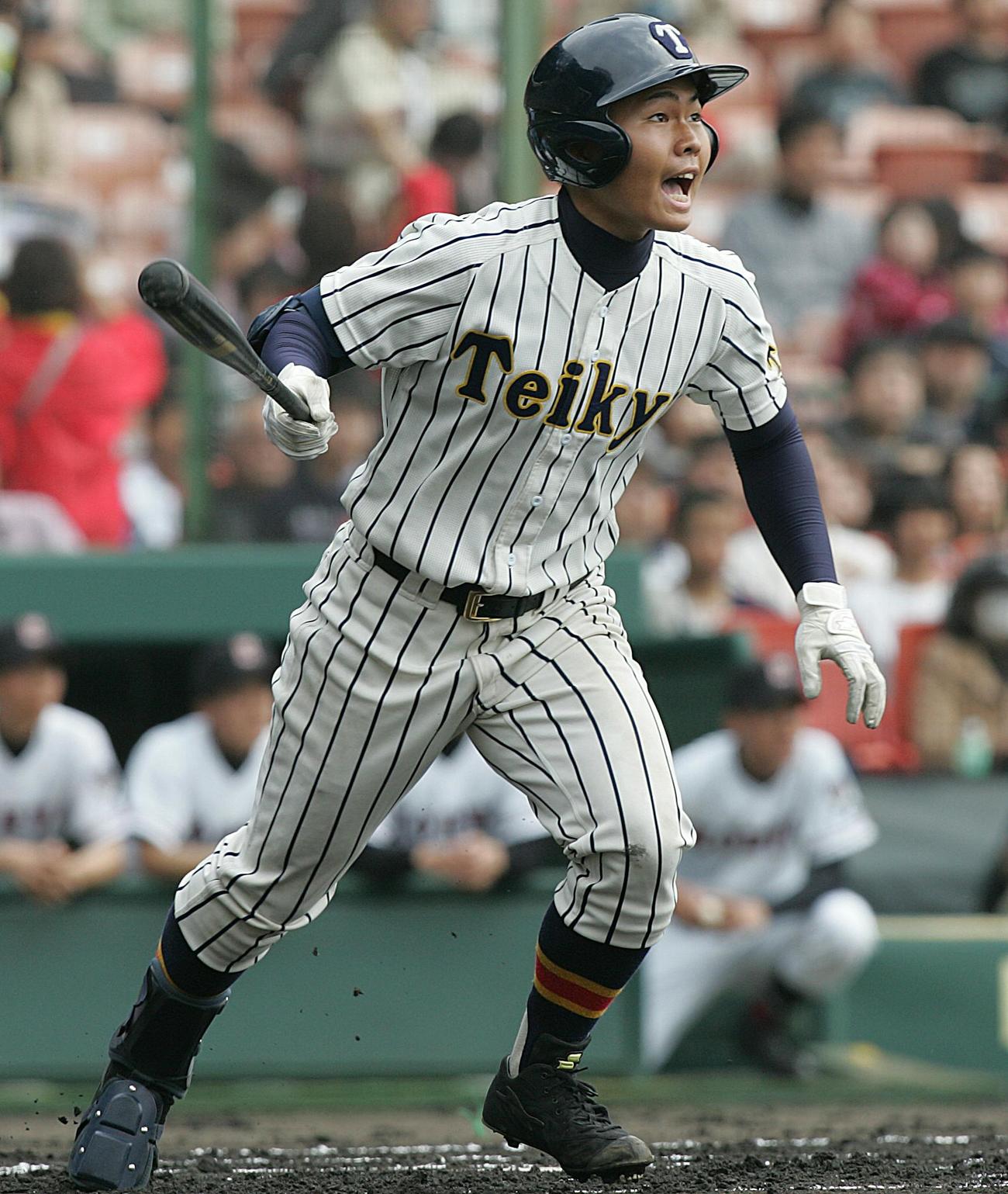 第79回センバツ高校野球準決勝　帝京対広陵　1回表帝京2死、中村晃は右越えに本塁打を放ち叫びながら一塁へ向かう（07年4月1日）