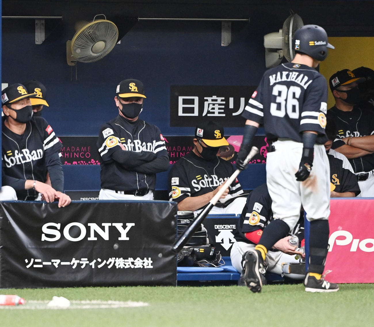 オリックス対ソフトバンク　オリックスに敗れがっくりする工藤監督（中央）（撮影・前岡正明）