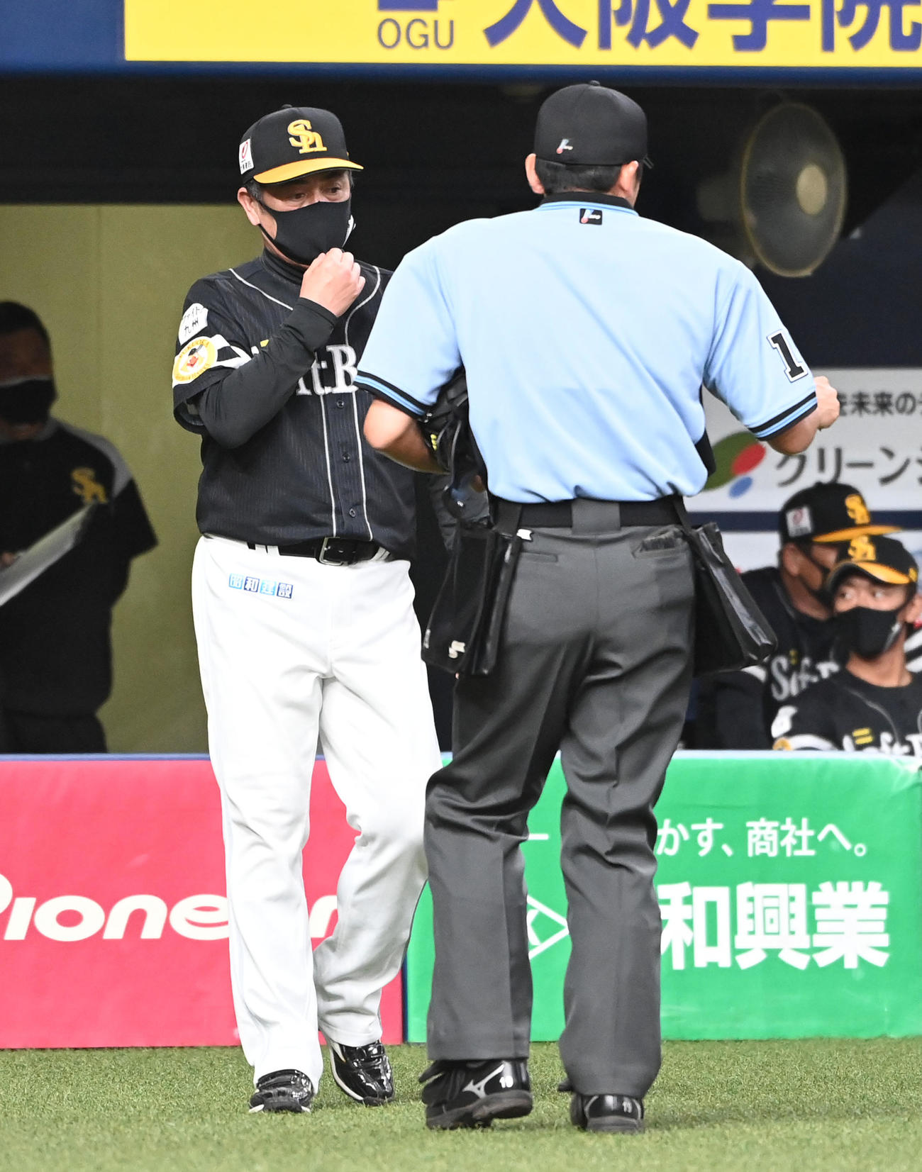 オリックス対ソフトバンク　5回裏オリックス2死一、三塁、和田の交代を告げる工藤監督（撮影・前岡正明）