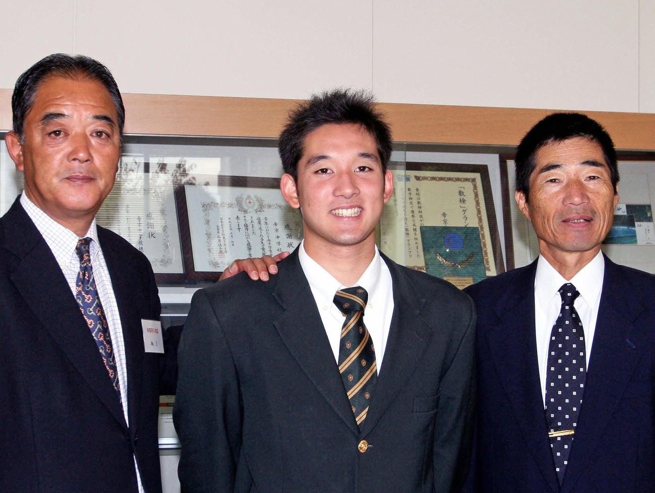 08年11月、日本ハム今成スカウト（左）の指名あいさつを受け笑顔の帝京・杉谷拳士（中央）、右は前田監督