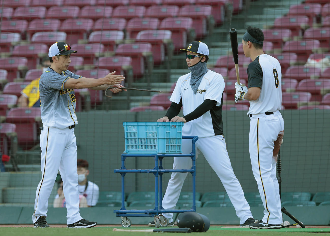 広島対阪神　試合前練習で阪神佐藤輝（右）を指導する矢野監督（左）（撮影・前田充）