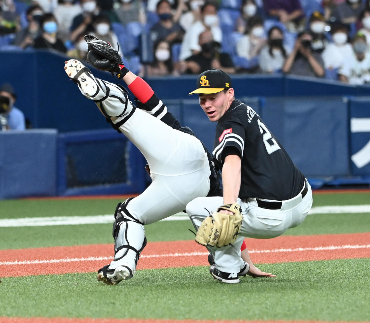 オリックス対ソフトバンク　7回裏オリックス1死、山足のセーフティーバントの処理で衝突するスチュワート（右）と甲斐（撮影・前岡正明）
