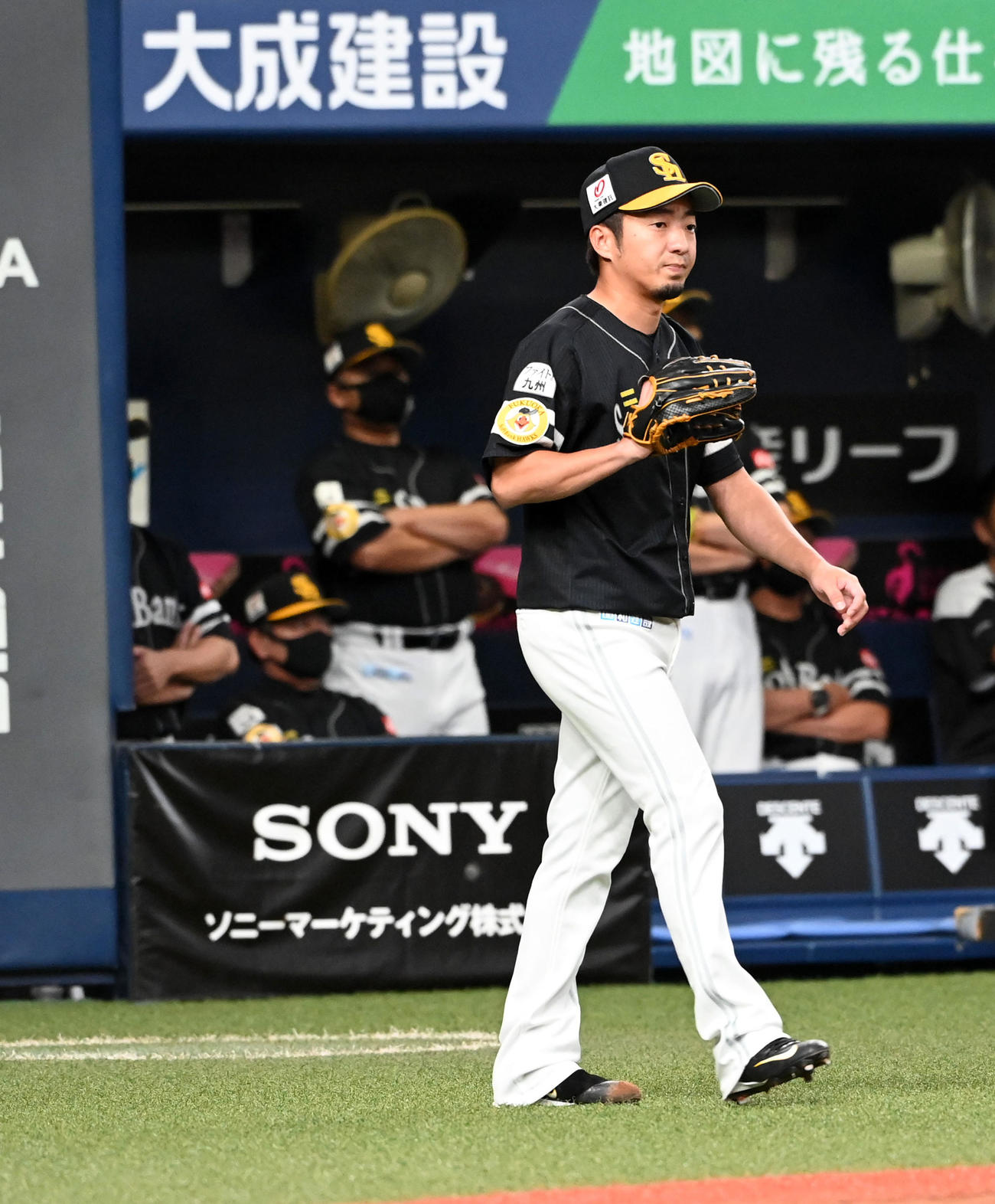オリックス対ソフトバンク　7回裏オリックス2死二、三塁、宗に右前適時打を打たれがっくりする嘉弥真（撮影・前岡正明）