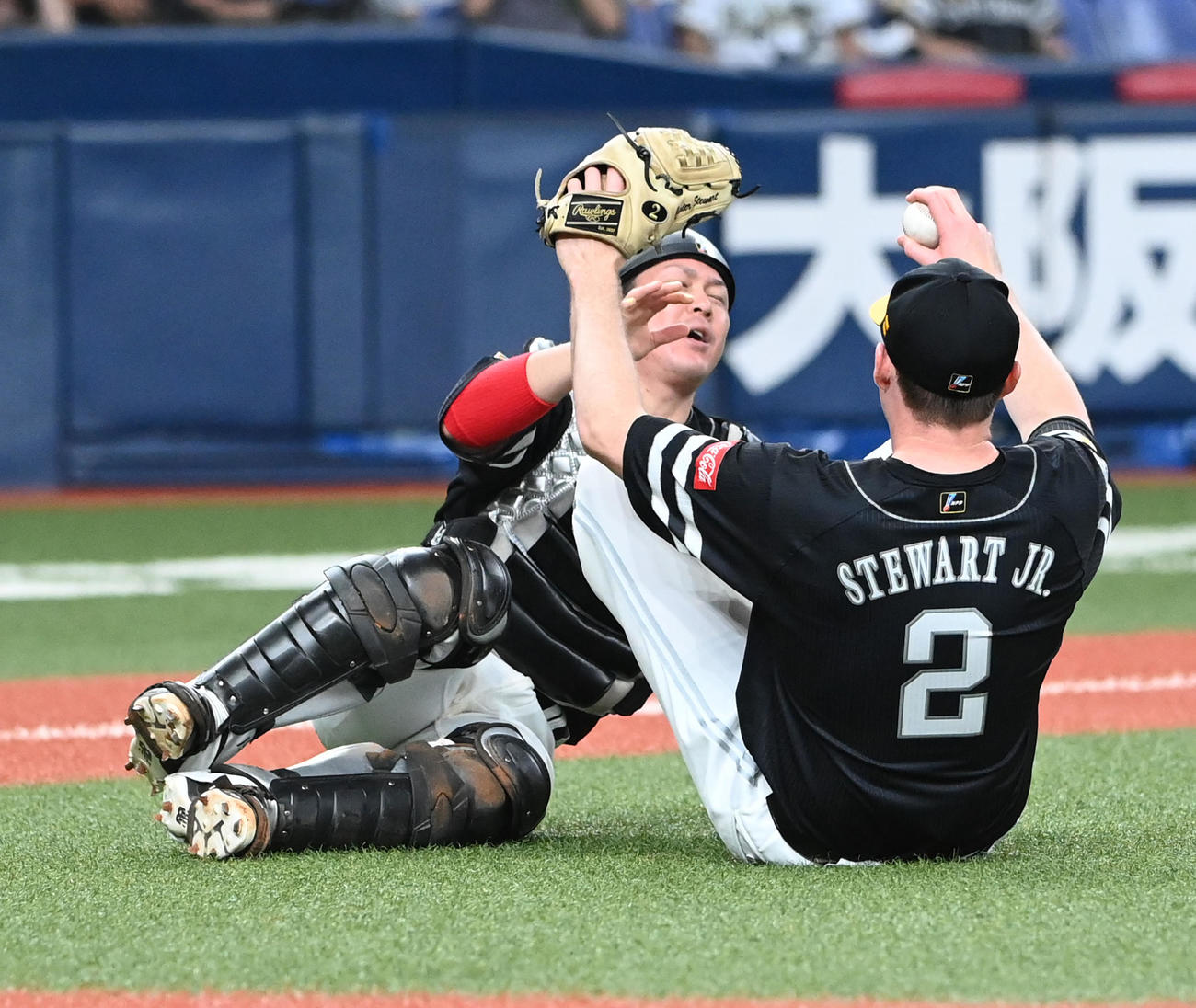オリックス対ソフトバンク　7回裏オリックス1死、山足のセーフティーバントの処理で衝突するスチュワート（右）と甲斐（撮影・前岡正明）
