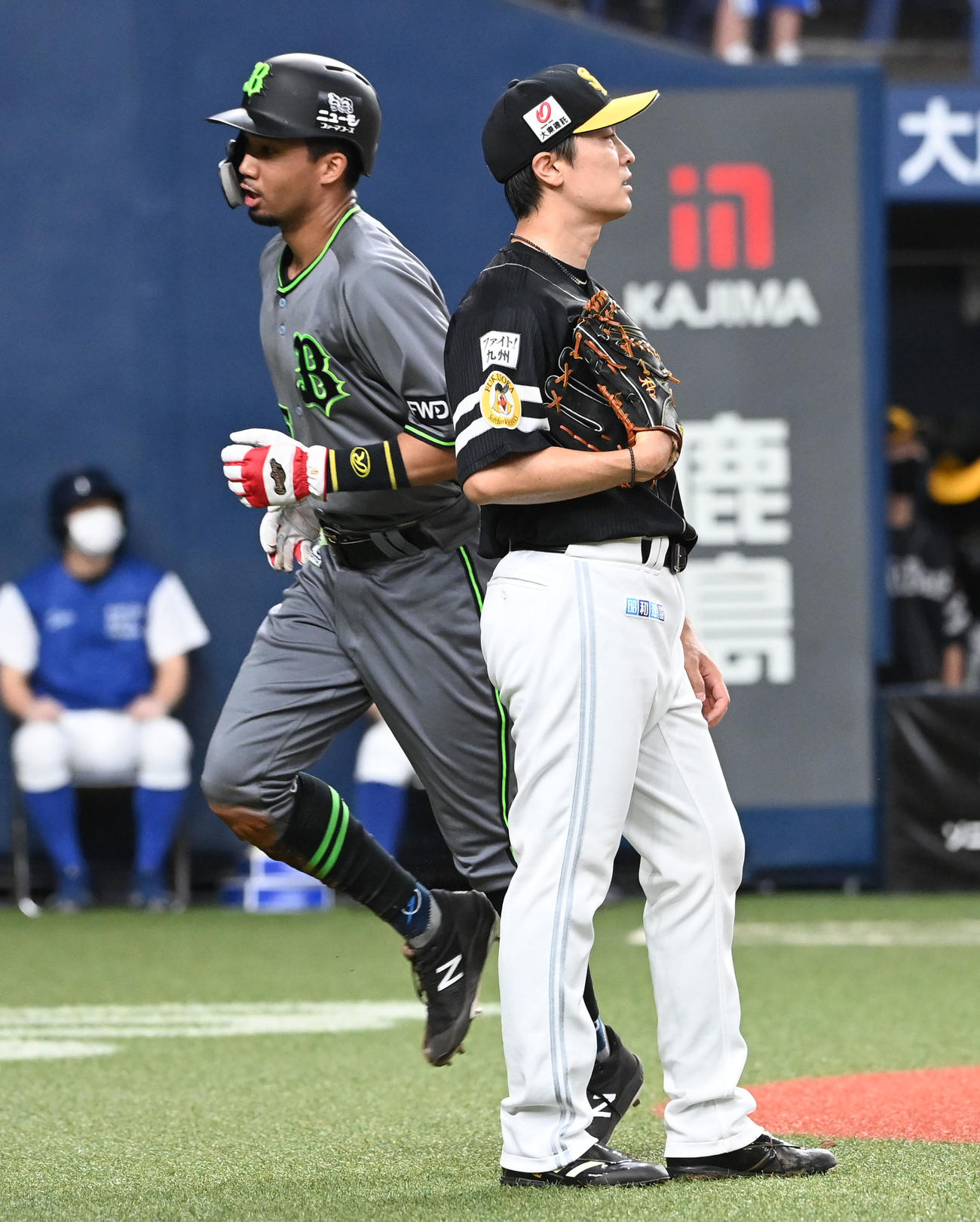 オリックス対ソフトバンク　4回裏オリックス1死一、二塁、ジョーンズに左前適時打を打たれがっくりする和田。左は生還した宗（撮影・前岡正明）