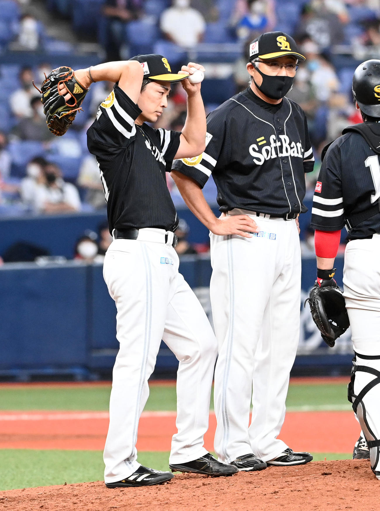 オリックス対ソフトバンク　5回裏オリックス2死一、三塁、和田（左）は交代を告げられ厳しい表情を浮かべる（撮影・前岡正明）