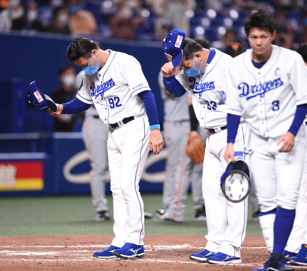中日対巨人　試合終了、スタンドの観客に向かい一礼する与田監督（撮影・森本幸一）