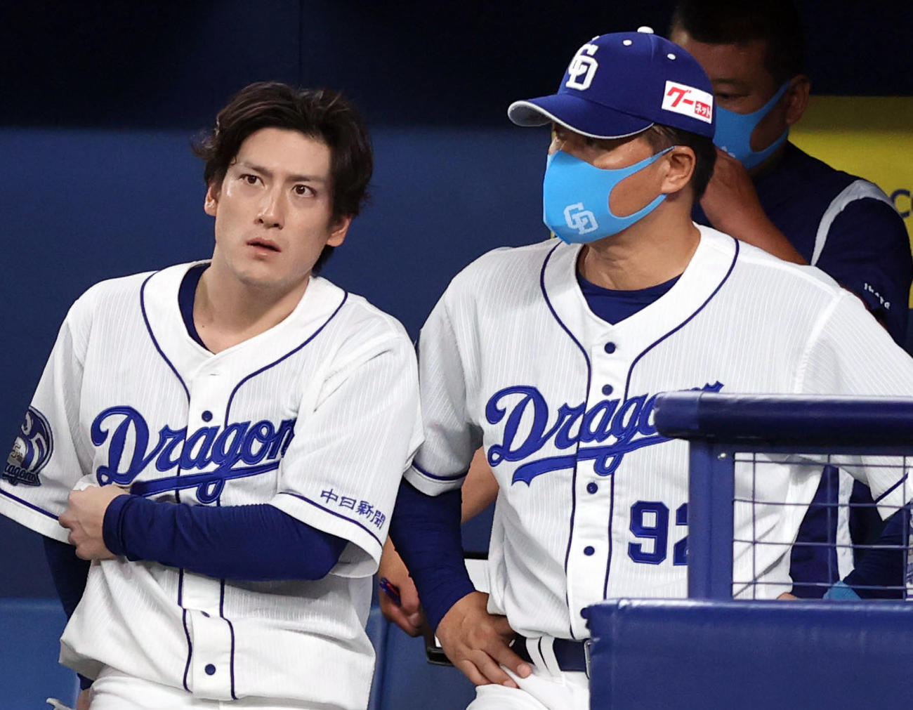 中日対巨人　5回裏途中、渡辺（左）を呼び、話をする与田監督（撮影・狩俣裕三）
