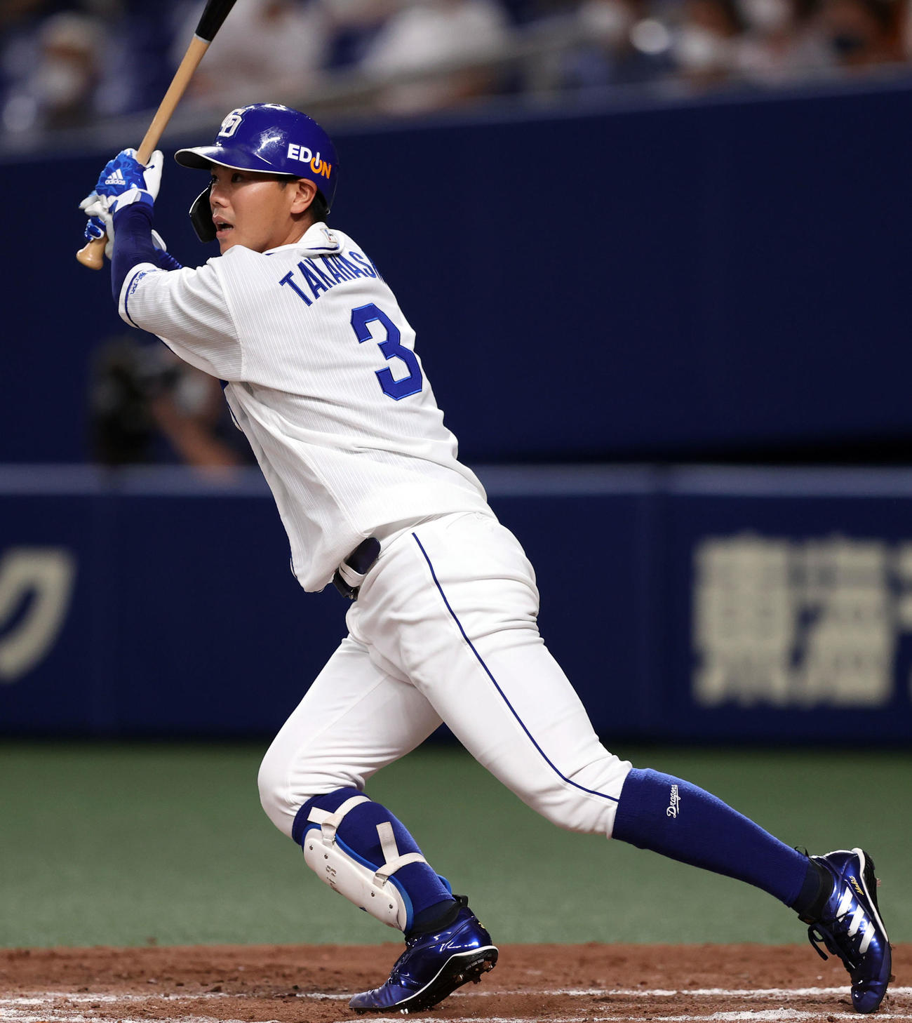中日対巨人　7回裏中日2死一塁、適時二塁打を放つ代打高橋周（撮影・狩俣裕三）