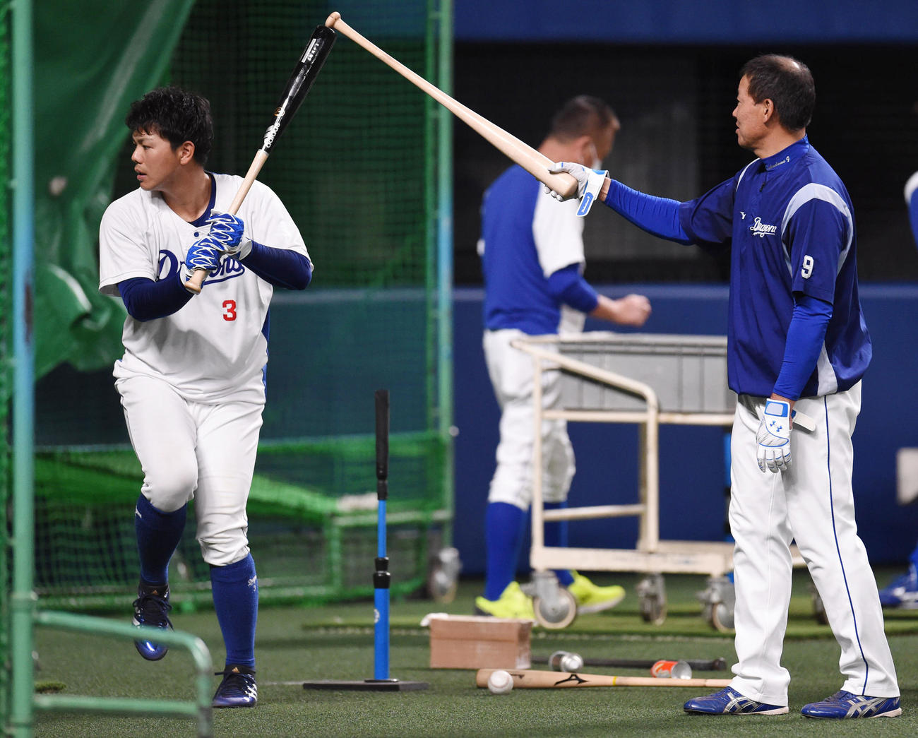 中日対巨人　試合前の打撃練習で福留（右）からアドバイスを受ける高橋周（左）（撮影・森本幸一）