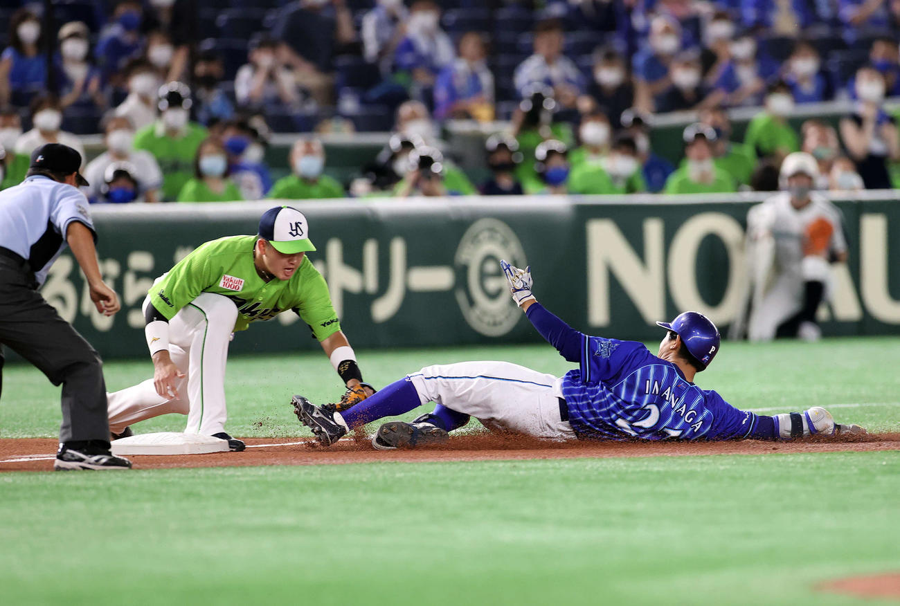 ヤクルト対DeNA 5回表DeNA1死、今永（右）は二塁打を放ち三塁を狙うがタッチアウト。三塁手村上（撮影・鈴木正人）