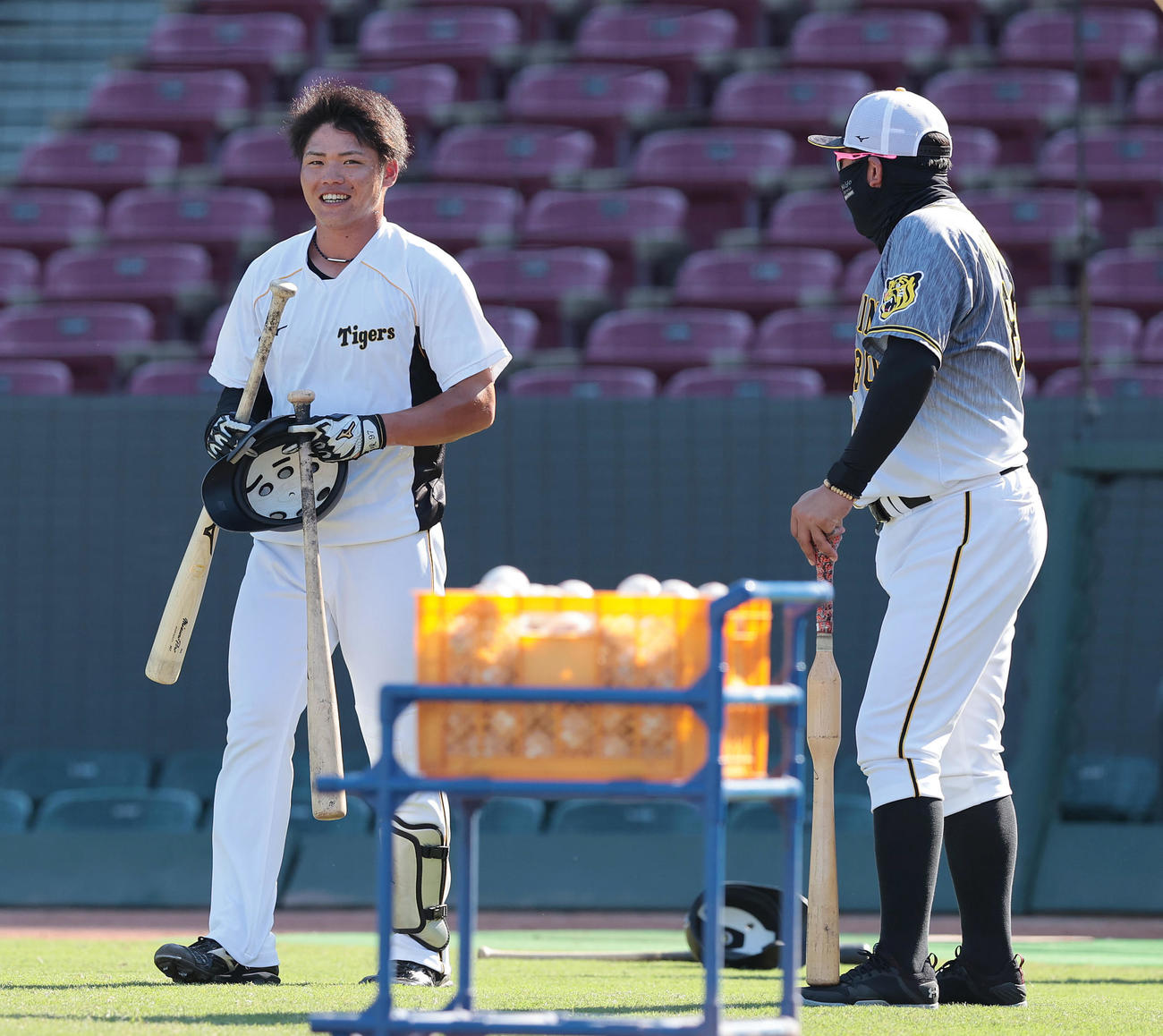 広島対阪神　1軍に合流し試合前練習を行う阪神小野寺（左）（撮影・前田充）