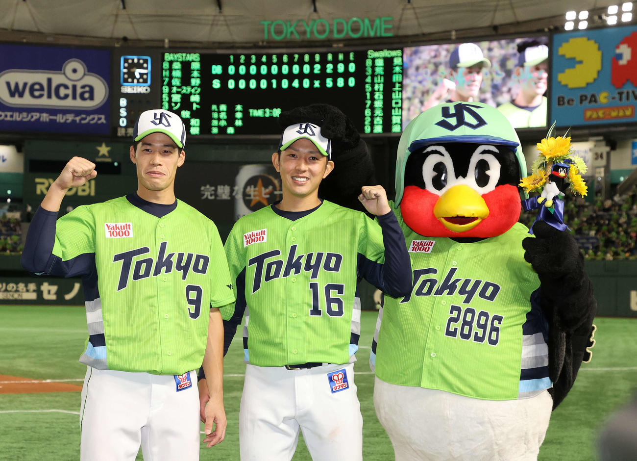 ヤクルト対DeNA　勝利しガッツポーズする、左からヤクルト塩見、原、つば九郎（撮影・鈴木正人）