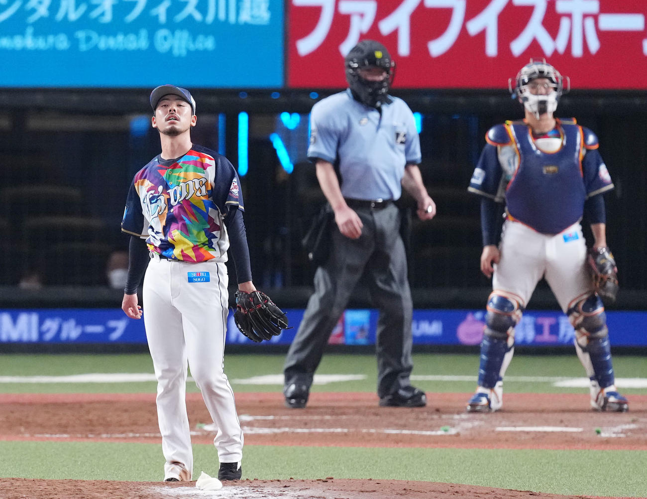 西武対日本ハム　4回表日本ハム2死三塁、石井に左中間へ適時二塁打を浴び肩を落とす本田（左）（撮影・横山健太）