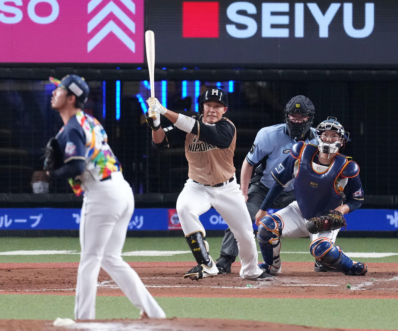 西武対日本ハム　4回表日本ハム無死満塁、中越え3点適時二塁打を放つ王（撮影・横山健太）